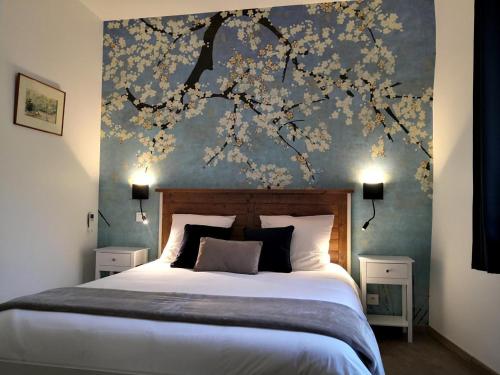 - une chambre avec un lit orné d'une fresque murale dans l'établissement Azur et vous en provence, à Laouque