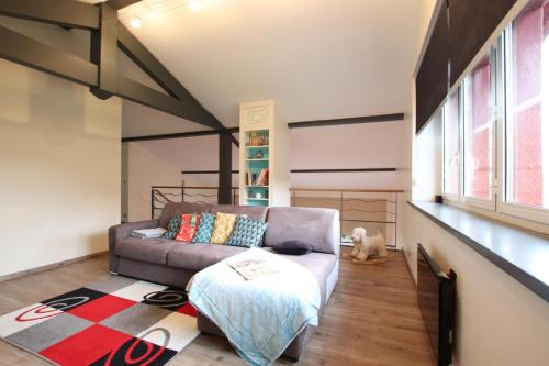 un soggiorno con un divano e un tappeto di Ixtulian-borda a Hasparren