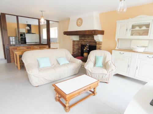 un salon avec deux chaises et une cheminée dans l'établissement Chez regine, à Angoumé