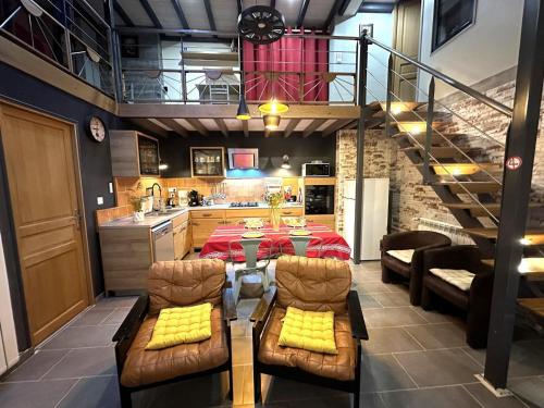 une cuisine et une salle à manger avec une table et un escalier dans l'établissement Bignasse, à Saint-Vincent-de-Paul