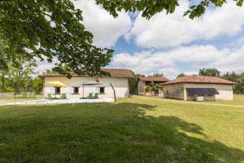 an exterior view of a house with a yard at Lou bin in Canenx-et-Réaut