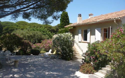 une maison blanche avec un patio et des escaliers pour y accéder dans l'établissement Villa l'abri cotier, à Sainte-Maxime