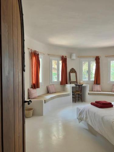 Cette chambre blanche comprend deux lits et une table. dans l'établissement Villa Bopénian - 400m plage & centre-ville Bandol, à Bandol