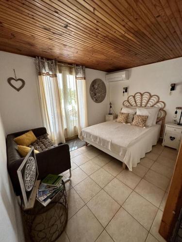 une chambre avec un lit et un canapé dans l'établissement Gite 625 avec piscine, à Sainte-Maxime