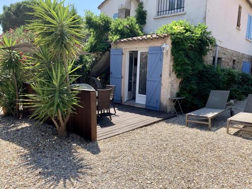 Het gebouw waarin het vakantiehuis zich bevindt