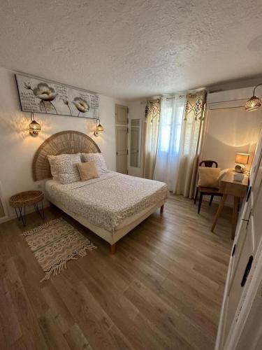 une chambre avec un lit, une table et une chaise dans l'établissement Gite 525 avec piscine, à Sainte-Maxime