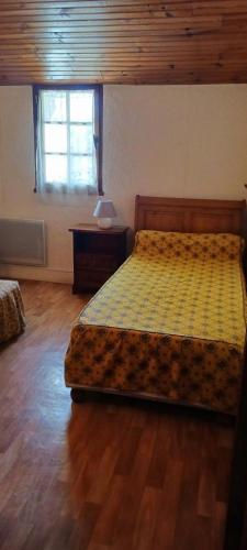 une chambre avec un lit et un parquet dans l'établissement Le gite delfino, à Trigance