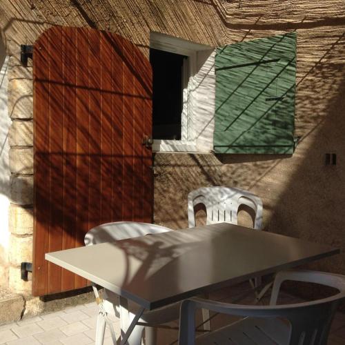 une table et des chaises devant un bâtiment dans l'établissement La forge, à Moissac-Bellevue