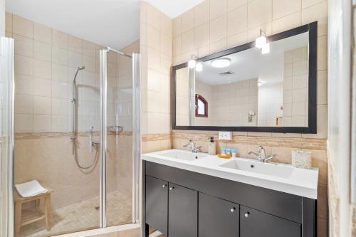 une salle de bain avec un lavabo et une douche dans l'établissement Esmeralda 125, à Palm-Eagle Beach