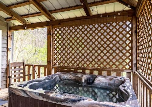 Imagine din galeria proprietății Nature Lovers Escape, Hot Tub, Dog Friendly în Townsend