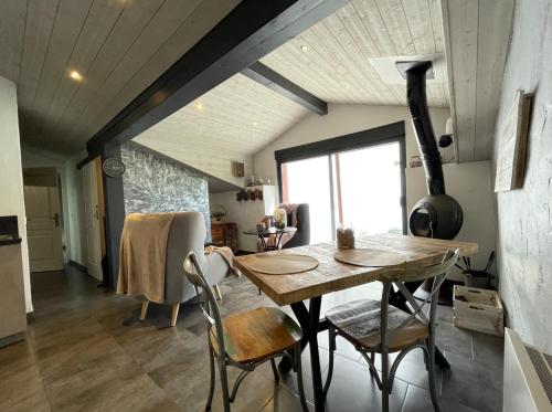 a kitchen and dining room with a table and chairs at Xokoan in Sare
