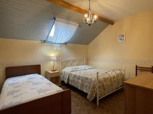 Lucq-de-BéarnにあるPetit gite lavieのベッド2台と窓のある寝室