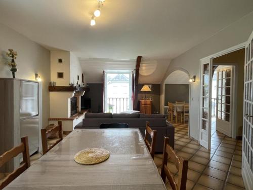 une cuisine et un salon avec une table et un canapé dans l'établissement Petit gite lavie, à Lucq-de-Béarn
