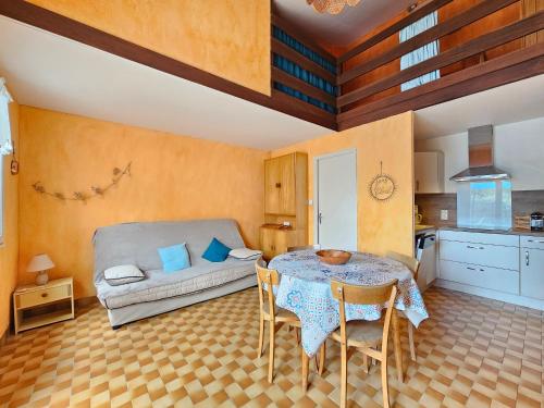 un salon avec une table et un canapé dans l'établissement Charmant studio maison à 150m plage, proche forêt et commerce, parking privé, animaux ok - FR-1-476-8, à La Faute-sur-Mer