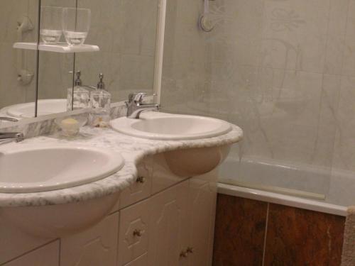 Koupelna v ubytování Appartement cosy près de la plage avec balcon, parking et animaux admis - FR-1-482-9