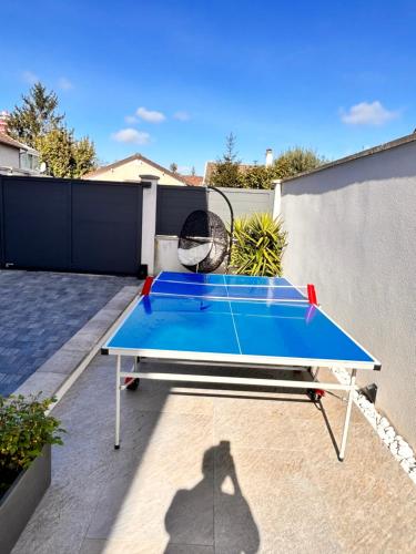 - une table de ping-pong dans l'arrière-cour d'une maison dans l'établissement Maison moderne et lumineuse, à Chennevières-sur-Marne