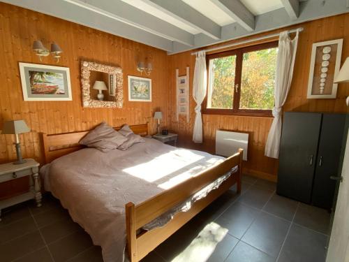 une chambre avec un grand lit et une fenêtre dans l'établissement Grande maison idéale pour familles, à Lège-Cap-Ferret