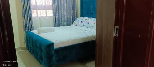 3 Bedroom Furnished Apartment in Athi River Pridelands Greatwall Gardens phase 4にあるベッド