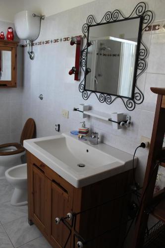 A bathroom at B&B Viale dei Pini