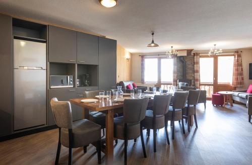 a large dining room with a table and chairs at Résidence Les Balcons de Val Thorens & Spa in Val Thorens