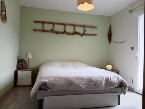 - une chambre avec un lit et une étagère sur le mur dans l'établissement Maison 120 m2, piscine chauffée, en bordure de forêt, à Mios