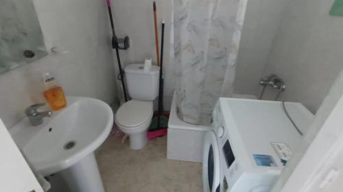 Ένα μπάνιο στο NUEVO APTO PARA HASTA 6 PERSONAS MUY CERCA DE PLAYA LEVANTE BENIDORM CON JARDÍNES Y GRAN PISCINA , PISTA DE TENnIS Y FUTBOL DEPORTES Y ZONA INFANTIL ,EN URBANIZACIÓN CON PARKING