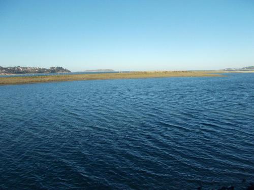 a view of a large body of water at Les hortensias in Louannec