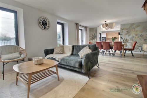 un salon avec un canapé et une table dans l'établissement Le cap roz, à Trégastel