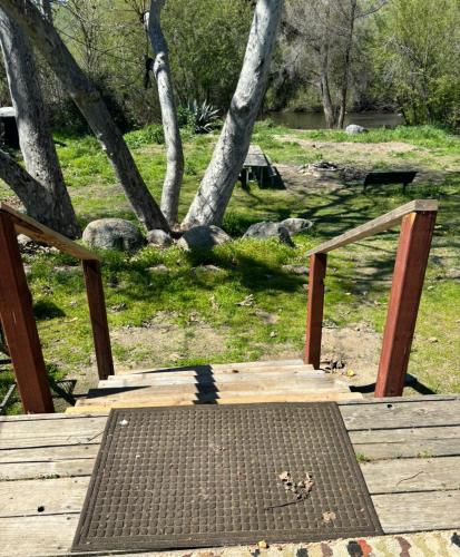 スリー・リバーズにあるSequoia River Front Cabinsのギャラリーの写真