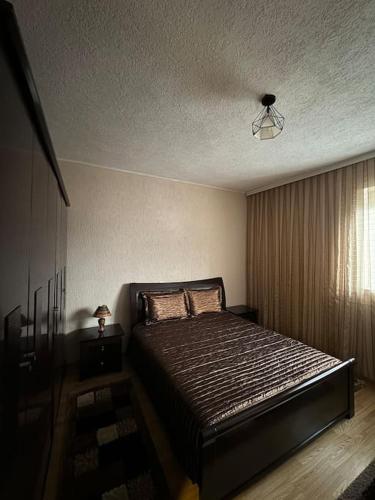 a bedroom with a bed and a window at Parkside Cozy Retreat in Pristina