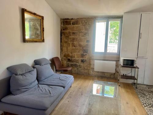 un salon avec un canapé et une fenêtre dans l'établissement Le chat perché, à Montpellier