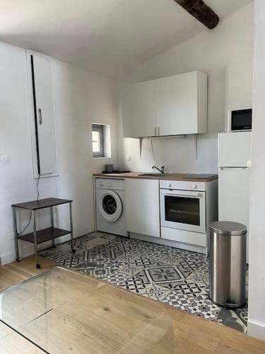 Il comprend une cuisine équipée d'une cuisinière et d'un lave-vaisselle. dans l'établissement Le chat perché, à Montpellier