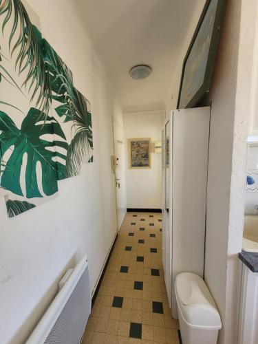 une salle de bain avec toilettes et lavabo dans une chambre dans l'établissement 616 - joelle pagano, à Palavas-les-Flots