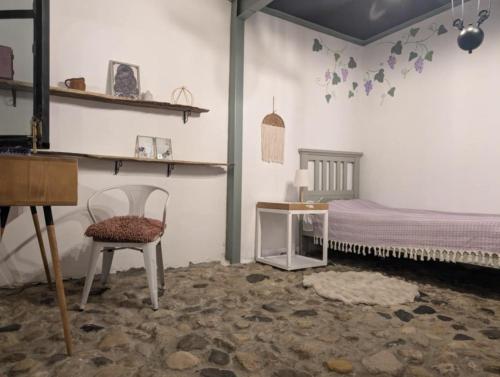 Una cama o camas en una habitación de Солнечный дом у друзей