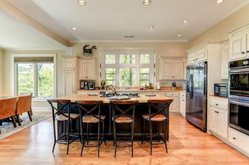 Dapur atau dapur kecil di Chasing Chipmunks - Sweeping mountain views and community amenities