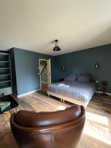 Ruang duduk di Gîte du Puits Chauveau Spa Vignes Chateaux 8pers