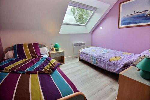 une chambre avec deux lits et une fenêtre dans l'établissement Ti ma zud kozh, à Gommenec'h