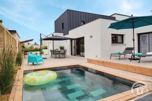 une maison avec une piscine et une terrasse dans l'établissement La perouse, à Gicquel