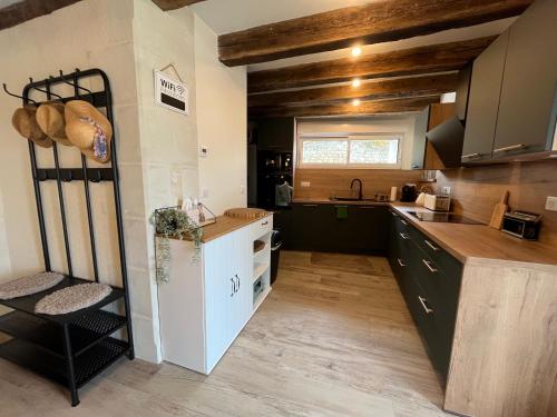 Dapur atau dapur kecil di Gîte du Puits Chauveau Spa Vignes Chateaux 8pers