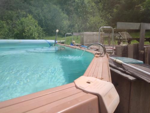 un bassin d'eau avec toboggan. dans l'établissement Moulin vieux, à La Bollène-Vésubie