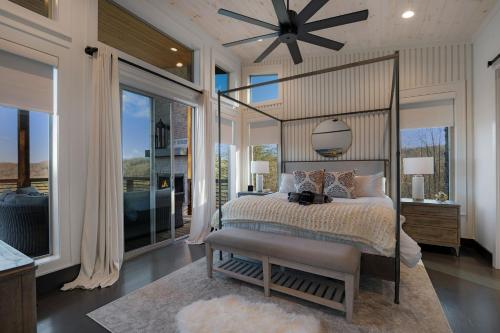 Postel nebo postele na pokoji v ubytování Quiet Time - Gorgeous Mountain Views Chic Interiors Wood-burning Fireplace