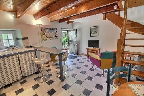 une cuisine avec une table et des chaises dans une pièce dans l'établissement Bleuet, à Senven-Léhart