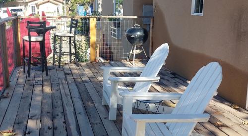Sequoia River Front Cabinsにあるバルコニーまたはテラス