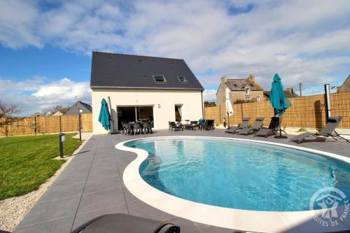 une piscine dans l'arrière-cour d'une maison dans l'établissement La villa detente, à Saint-Cast-le-Guildo