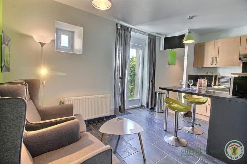 un salon avec un canapé et une cuisine dans l'établissement Pavao, à Beaussais sur Mer