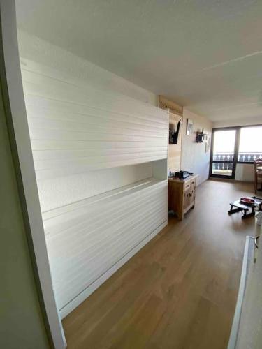 une pièce vide avec un mur blanc dans un appartement dans l'établissement Studio rénové, pied des pistes, à Allevard