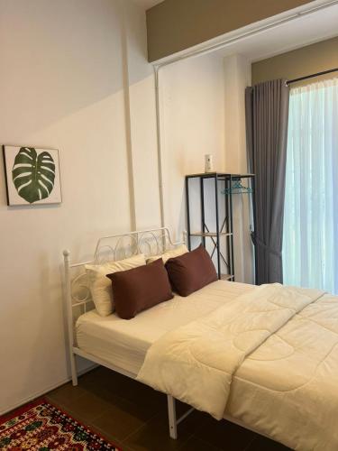 Giường trong phòng chung tại Pillow Home Town City