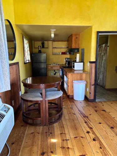 Sequoia River Front Cabinsにあるキッチンまたは簡易キッチン