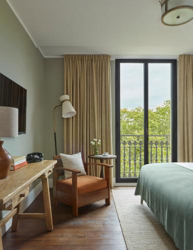a bedroom with a bed and a desk and a window at Miiro Borneta in Barcelona