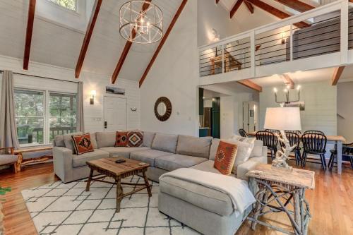 Χώρος καθιστικού στο Mountain Paradise 7033 - Play games enjoy wooded serenity